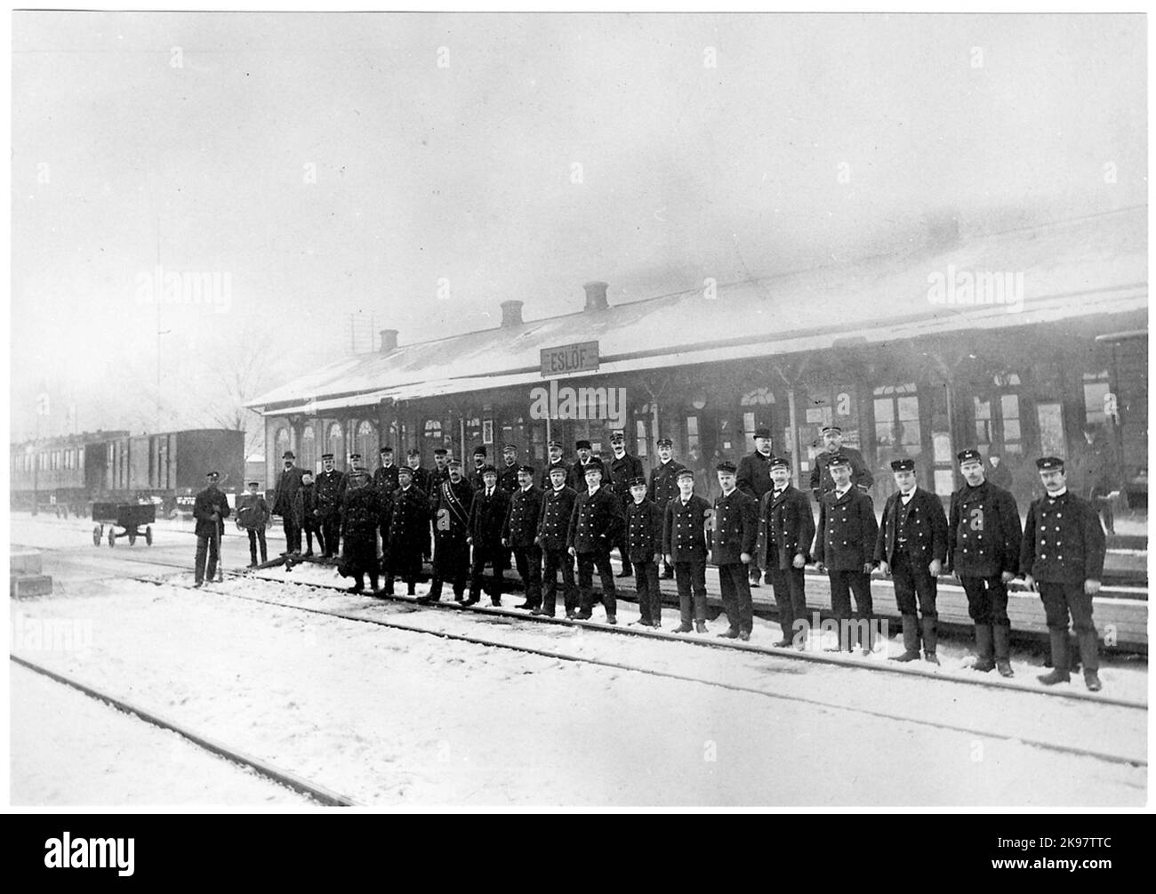 Personale fuori dalla stazione ferroviaria di Eslöv. State Railways, SJ. Foto Stock