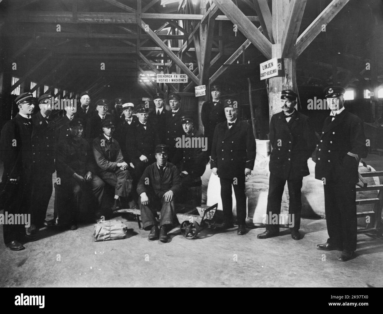Personale addetto alle indennità di trasporto. Uniformi in conformità alle norme uniformi del 1921. Foto Stock