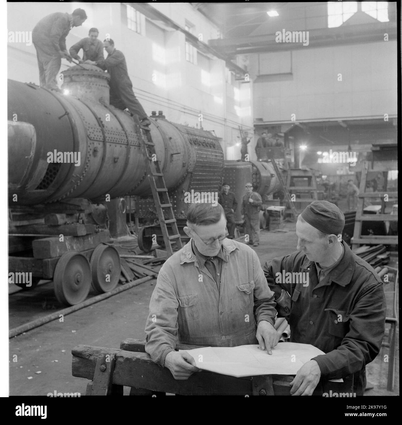 Lavorare in un'officina locomotiva. Foto Stock