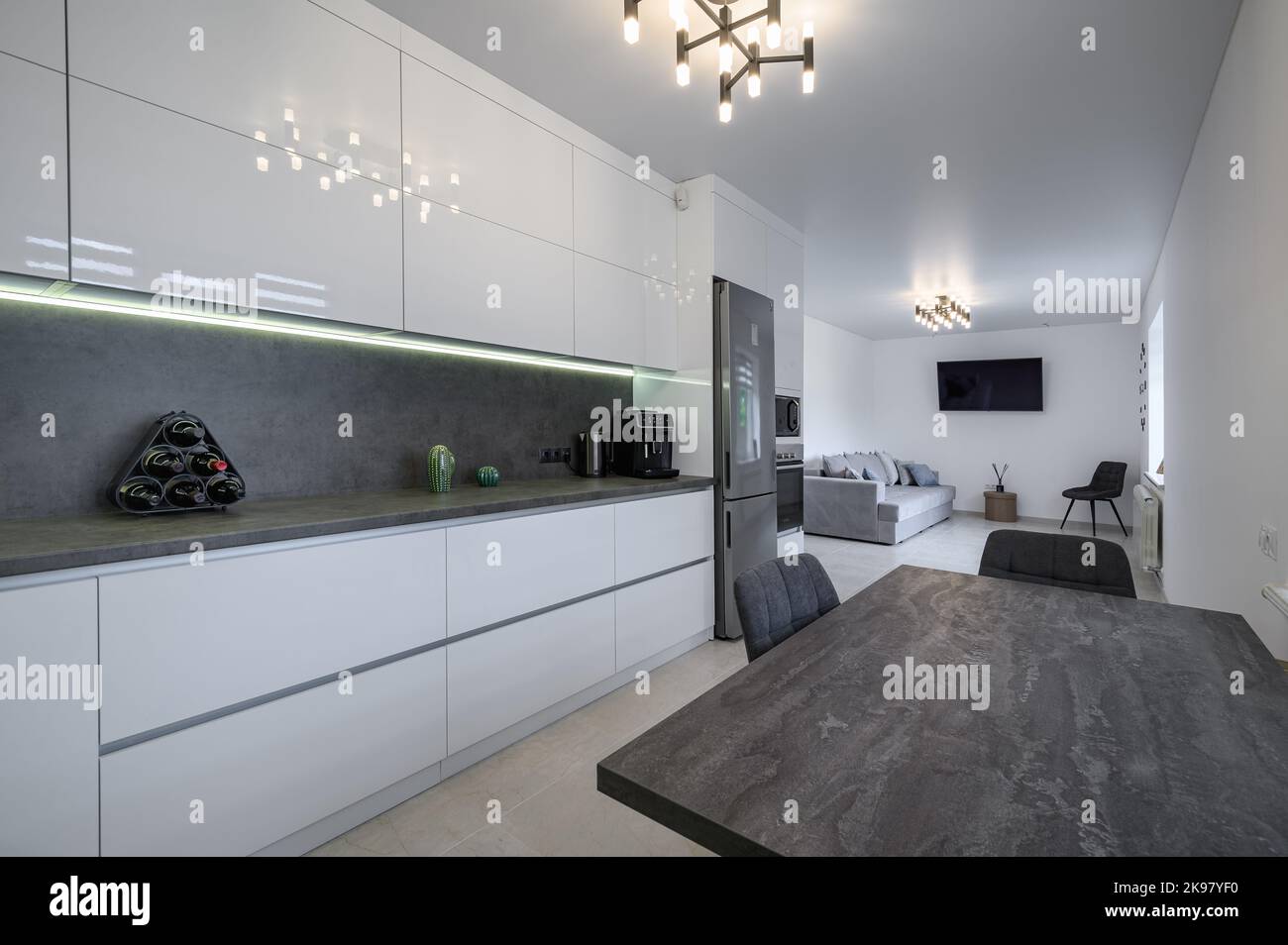 Cucina moderna e bianca con ripiani in granito Foto Stock