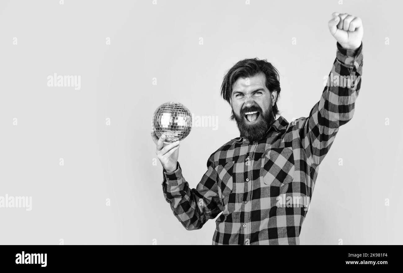 siate di buon umore. festeggiamo la vacanza. l'uomo in camicia a scacchi con palla da discoteca. il ragazzo casual esprime emozioni umane. happy hipster con Foto Stock