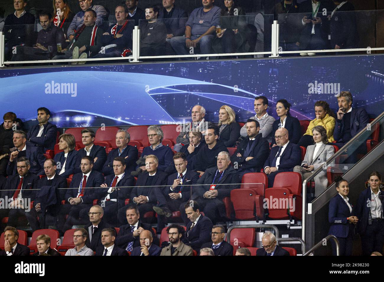 Amsterdam, Paesi Bassi. 26 ottobre 2022 Amsterdam, Paesi Bassi. AMSTERDAM - (LR) responsabile tecnico Ajax Gerry Hamstra, membro del consiglio di vigilanza Ajax Ernst Lithart, membro del consiglio di vigilanza Ajax Peter Mensin, membro del consiglio o comitato esecutivo Ajax Adrie Koster, membro del consiglio di vigilanza Ajax Annette Mosman, direttore commerciale Ajax Menngeelen, direttore finanziario Ajax Susan Lenderink, Maurits Hendriks, Chief Sports Officer di Ajax, Edwin van der SAR, direttore generale di Ajax, durante la UEFA Champions League Group Una partita tra Ajax Amsterdam e Liverpoo Foto Stock