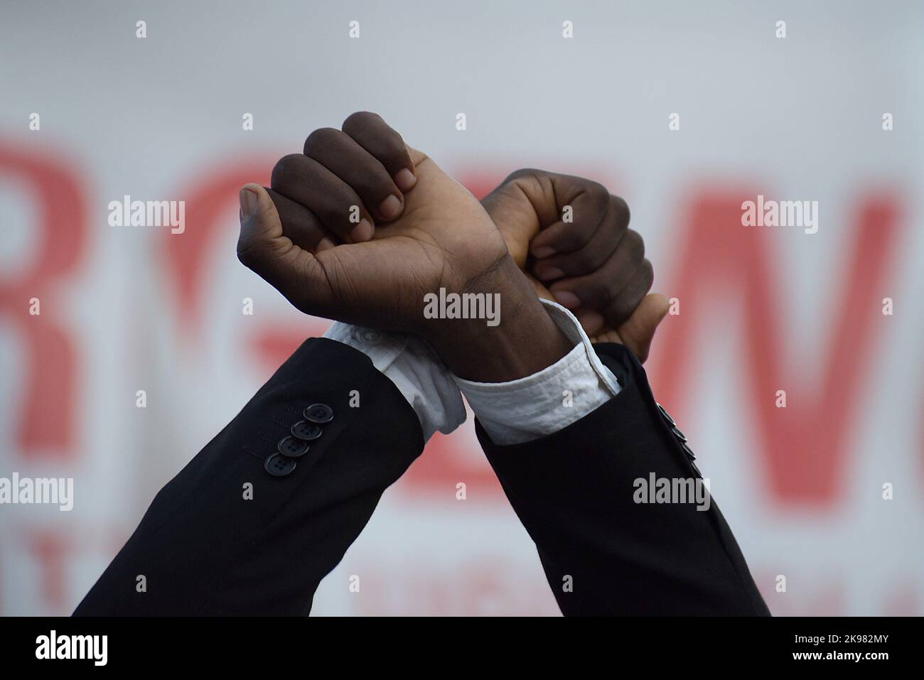 Roma, Italia. 26th Ott 2022. Un ex migrante attraversa i polsi, un gesto di protesta da parte di migranti detenuti in Libia, durante la manifestazione contro il rinnovo del Memorandum Italia-Libia. Lo Stato italiano ha firmato un accordo con la Libia per fornire aiuti economici e supporto tecnico alle autorità libiche nel tentativo di ridurre il contrabbando di migranti attraverso il Mar Mediterraneo. Credit: SOPA Images Limited/Alamy Live News Foto Stock