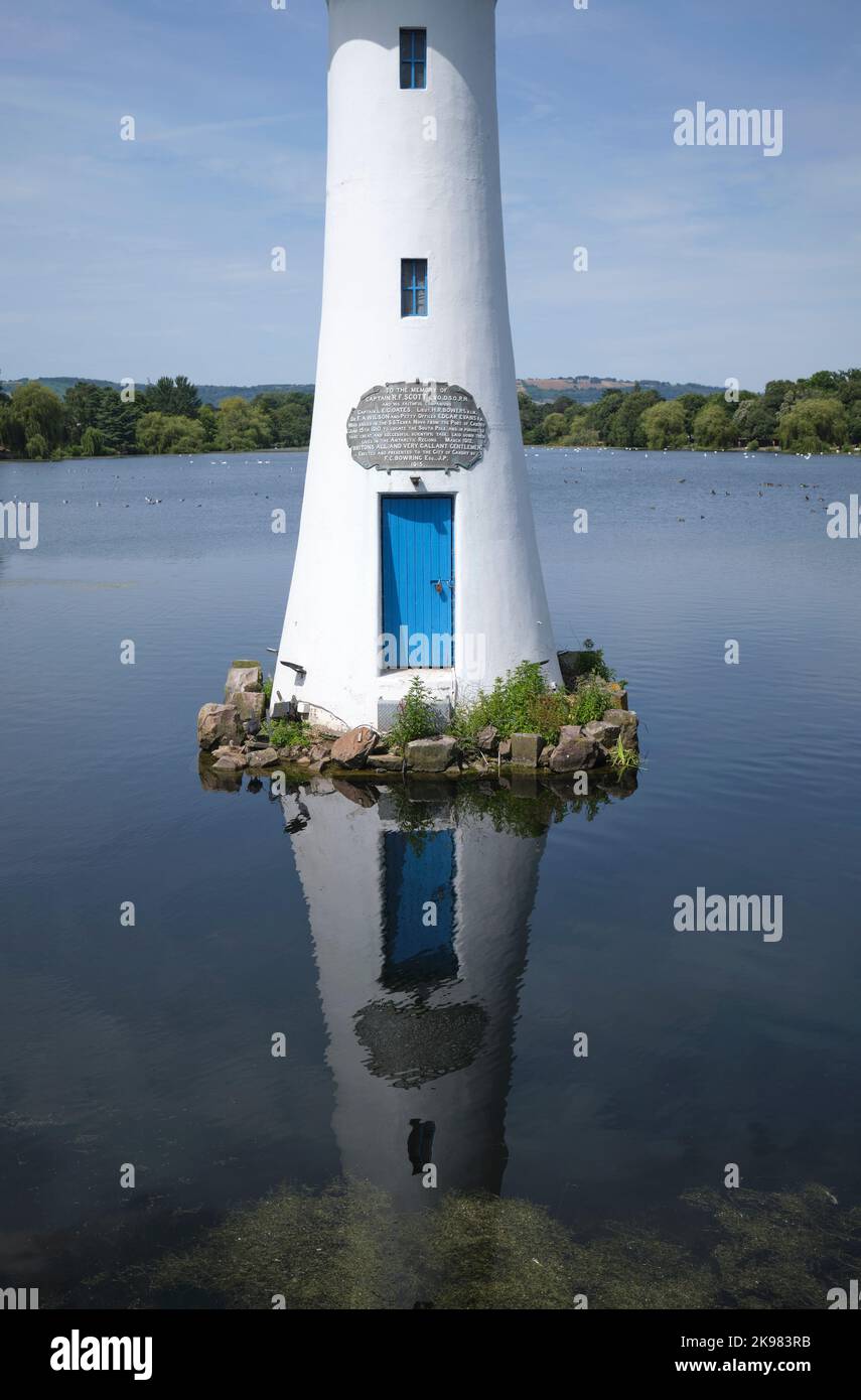 Lo Scott Memorial Clock Tower Roath Park Lake Cardiff South Wales UK Foto Stock
