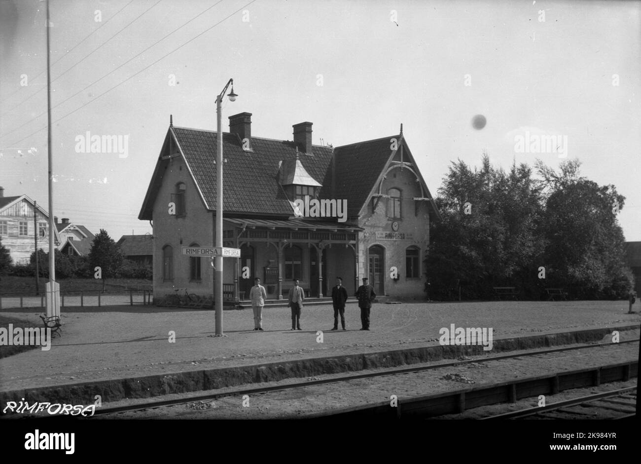 Il personale si trova di fronte alla stazione. Foto Stock