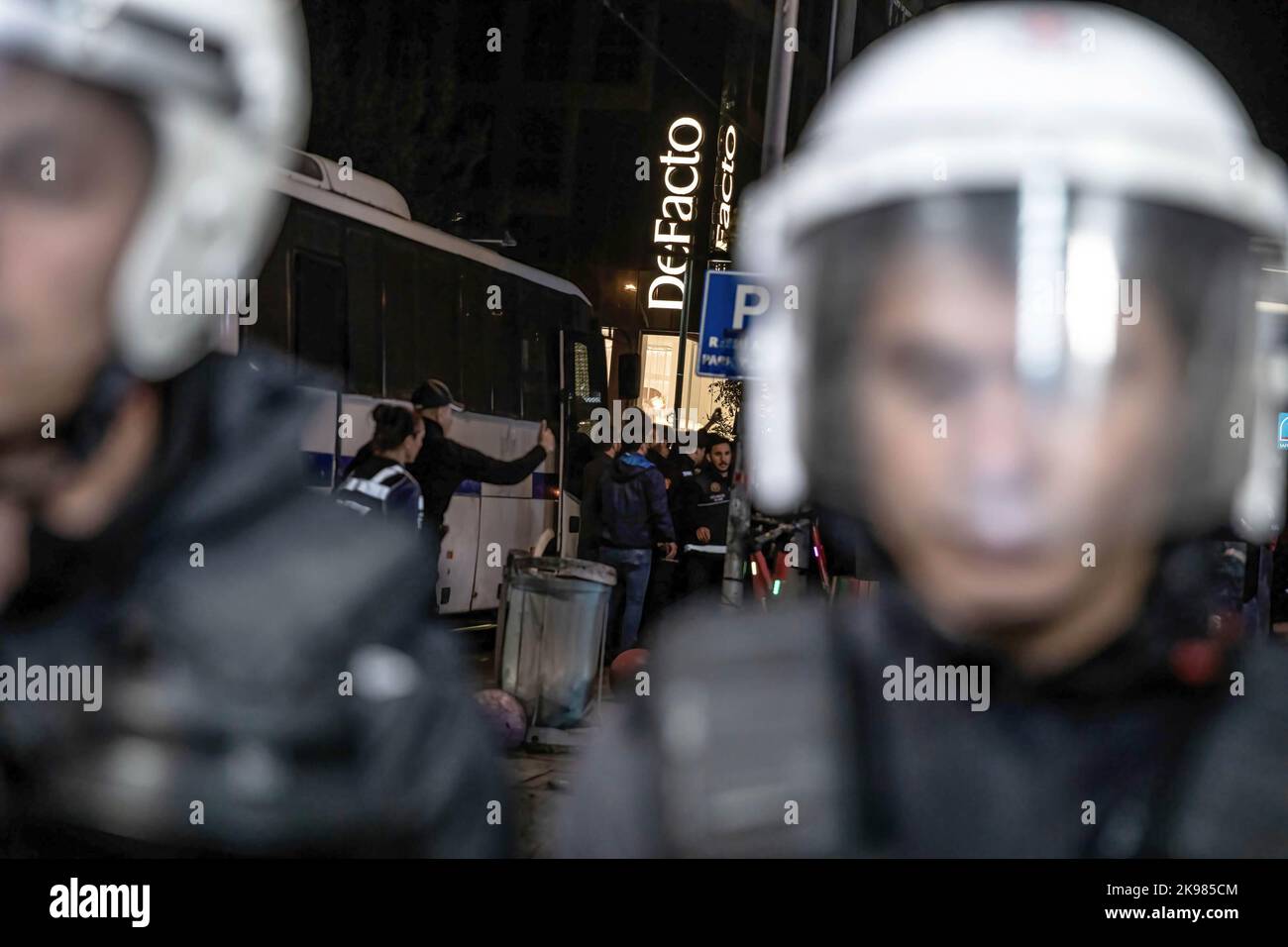 Istanbul, Turchia. 26th Ott 2022. Durante la manifestazione, gli agenti di polizia si confrontano con i manifestanti. La polizia è intervenuta nel gruppo che voleva protestare contro la detenzione di Sebnem Korur Fincanci, presidente della Turkish Medical Association (TTB), a causa delle sue dichiarazioni sul presunto uso di armi chimiche. La polizia antisommossa ha adottato misure di sicurezza intense nella zona circostante. Credit: SOPA Images Limited/Alamy Live News Foto Stock