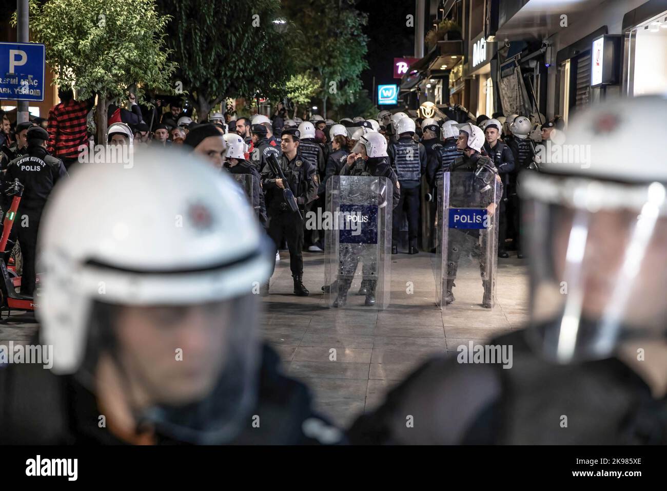 Istanbul, Turchia. 26th Ott 2022. Gli agenti di polizia bloccano la strada durante la dimostrazione. La polizia è intervenuta nel gruppo che voleva protestare contro la detenzione di Sebnem Korur Fincanci, presidente della Turkish Medical Association (TTB), a causa delle sue dichiarazioni sul presunto uso di armi chimiche. La polizia antisommossa ha adottato misure di sicurezza intense nella zona circostante. (Foto di Onur Dogman/SOPA Images/Sipa USA) Credit: Sipa USA/Alamy Live News Foto Stock