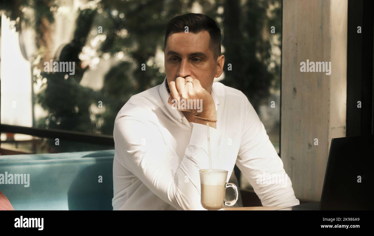 L'uomo adulto che lavora in un bar e che pensa alla sua attività Foto Stock