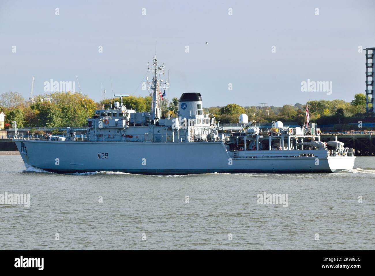 Royal Navy minesweeper HMS Hurworth M39 sul Tamigi a Londra Foto Stock