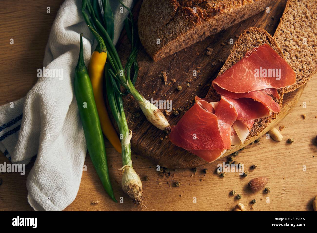 pane di segale con fette di jamon Foto Stock