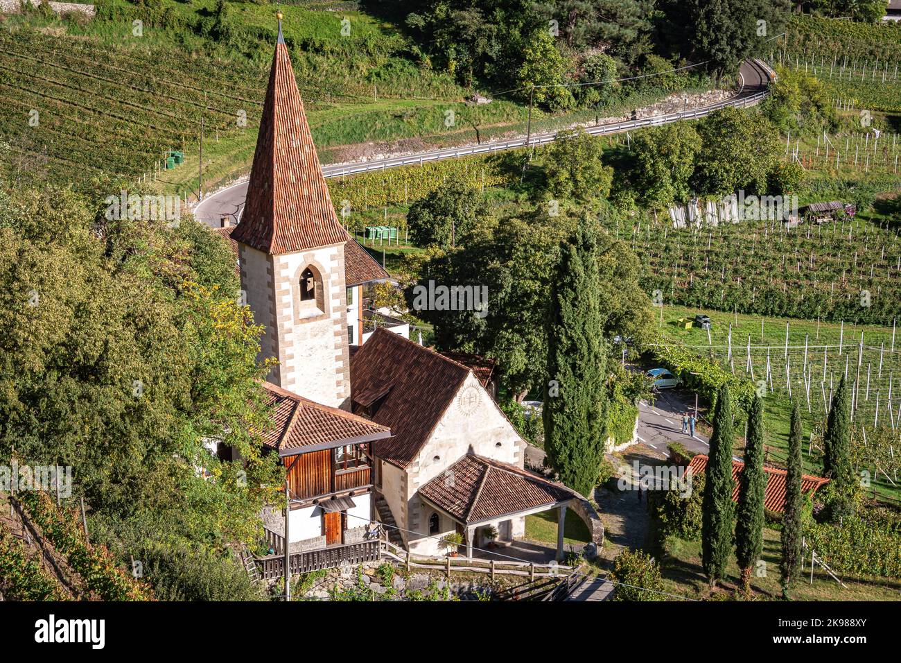 Chiesa di Santa Maddalena nel comune di Gratsch o Quarazze nei pressi di Merano o Merano nelle montagne della Val d'Etsch in Alto Adige, Sudtirolo, Trentino Alto Foto Stock