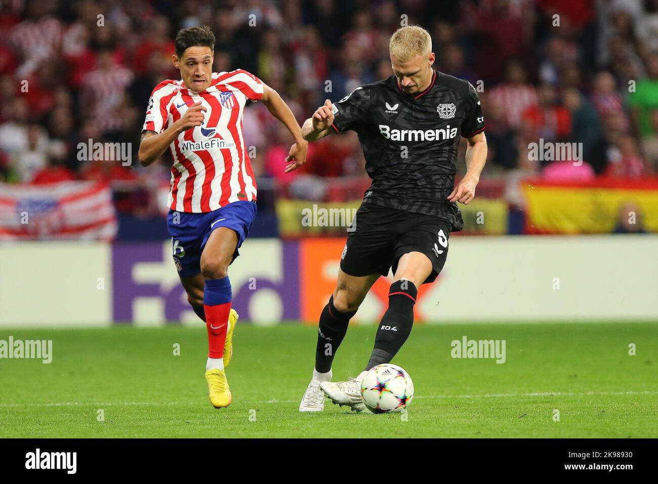 Molina (L) di Atletico e Mitchel Bakker (R) di Leverkusen in azione durante il Champions League Match Day 5 tra Atletico de Madrid e Bayern Leverkusen allo stadio Civitas Metropolitano di Madrid, in Spagna, il 26 ottobre 2022. Foto Stock