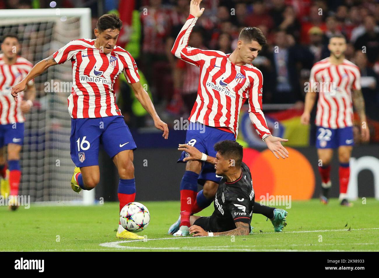 Molina di Atletico (L) e Piero Hincapié di Leverkusen (r) in azione durante il Champions League Match Day 5 tra Atletico de Madrid e Bayern Leverkusen allo Stadio Civitas Metropolitano di Madrid, in Spagna, il 26 ottobre 2022. Foto Stock