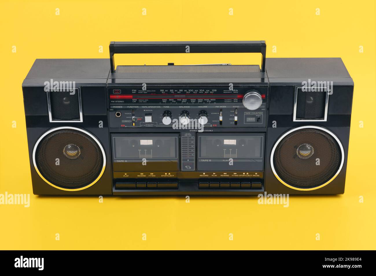 Lettore di nastri boom box isolato su sfondo giallo Foto Stock