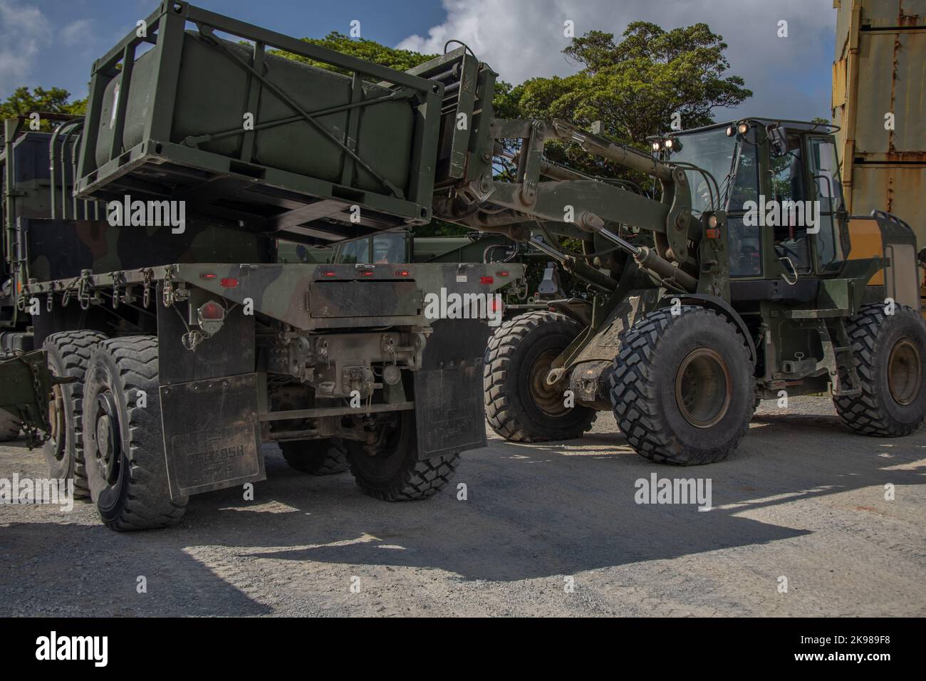 U.S. Marines with Marine Wing Support Squadron (MWSS) 172 caricare l'attrezzatura su un camion da sette tonnellate durante un'esercitazione sul campo di squadrone (FEX) presso il campo di addestramento di Camp Schwab, Okinawa, Giappone, 4 ottobre 2022. MWSS-172 ha condotto lo Squadron FEX per mettere in evidenza tattiche, tecniche e procedure in un ambiente EABO (Expeditionary Advanced base Operation) in preparazione alla Marine Corps Combat Readiness Evaluation (MCCRE). (STATI UNITI Corpo marino foto di Lance CPL. Emily Weiss) Foto Stock