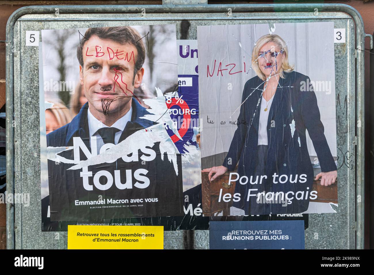 Illustrazione del secondo turno delle elezioni presidenziali in Francia con graffiti, con schede elettorali dell'attuale presidente Emmanuel Macron (LREM) Foto Stock