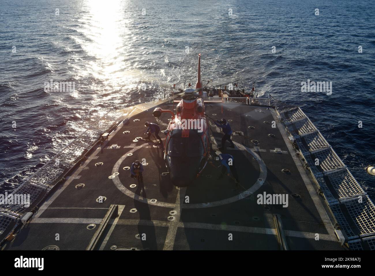 I membri dell'equipaggio assegnati all'USCGC Mohawk (WMEC 913) rimuovono le cinghie di ancoraggio sull'elicottero MH-65 Dolphin mentre sono in corso nell'Oceano Atlantico, il 11 settembre 2022. L'equipaggio dell'elicottero MH-65 Dolphin partì dal Mohawk per un viaggio di ritorno di due giorni alla stazione aerea della Guardia Costiera di Houston. (STATI UNITI Guardia costiera foto di Petty Officer 3rd Classe Jessica Fontenette) Foto Stock