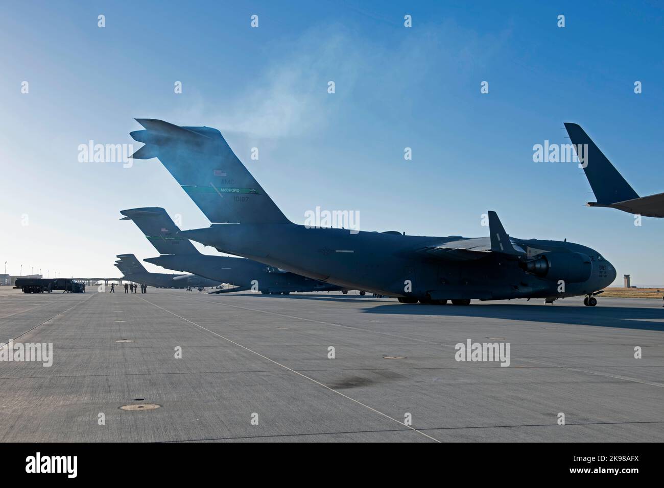 Un camion a carburante è in fase di preparazione per essere caricato su un C-17 Globemaster III aeromobili durante l'esercizio Rainier War 22B presso la base aeronautica di Mountain Home, Idaho, 17 ottobre 2022. Rainier War è un esercizio semestrale progettato per dimostrare la capacità della 62d Airlift Wing, 627th Air base Group e 446th Airlift Wing di generare, impiegare e sostenere le operazioni di sollevamento aereo. (STATI UNITI Air Force foto di staff Sgt. Zoe Thacker) Foto Stock