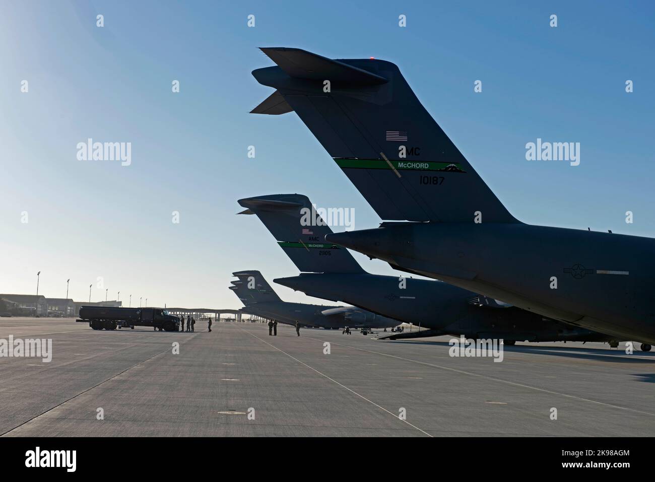Un camion a carburante è in fase di preparazione per caricare un aereo C-17 Globemaster III durante l'esercitazione Rainier War 22B presso la base dell'aeronautica di Mountain Home, Idaho, 17 ottobre 2022. Rainier War 22B è un esercizio di prontezza su vasta scala con una priorità della generazione dell'aeronautica, che dimostra la capacità di generare, impiegare e sostenere una forza di combattimento in uno scenario di guerra rigoroso. (STATI UNITI Air Force foto di staff Sgt. Zoe Thacker) Foto Stock