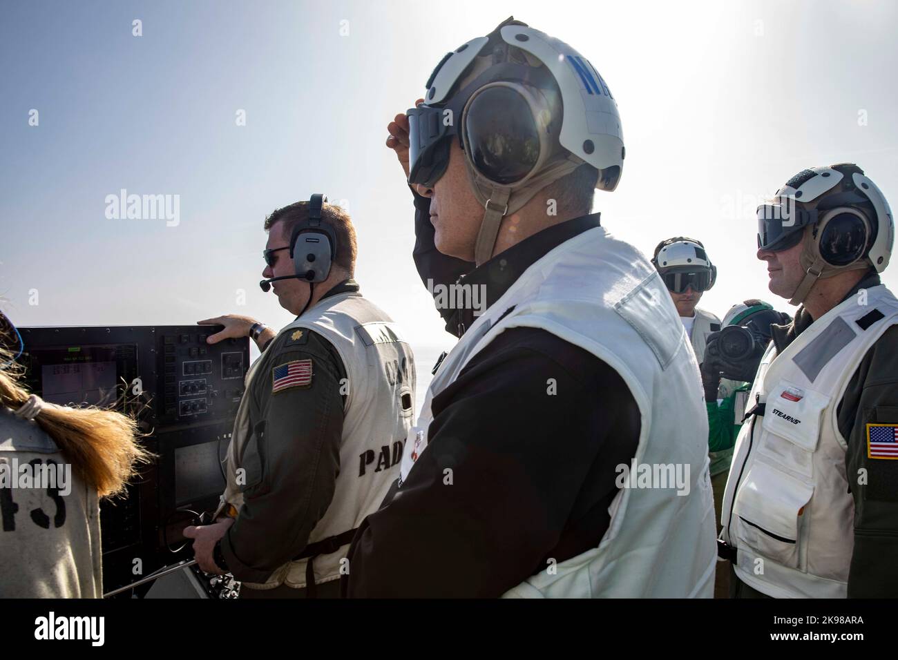 221025-N-OL632-2291 MARE ADRIATICO (OTT 25, 2022) Jens Stoltenberg, Segretario Generale della NATO, centro, osserva le operazioni di volo a bordo della portaerei di classe Nimitz USS George H.W. Bush (CVN 77) per una visita programmata durante l'attività di vigilanza condotta dalla NATO Nettuno Strike 2022,2 (NEST 22,2), 25 ottobre 2022. NEST 22,2 è la naturale evoluzione della capacità della NATO di integrare le capacità di guerra marittima di alto livello di un gruppo di sciopero del vettore per sostenere la difesa dell'alleanza in Europa. (STATI UNITI Foto Navy di Mass Communication Specialist 3rd Classe Felix Castillo Reyes) Foto Stock