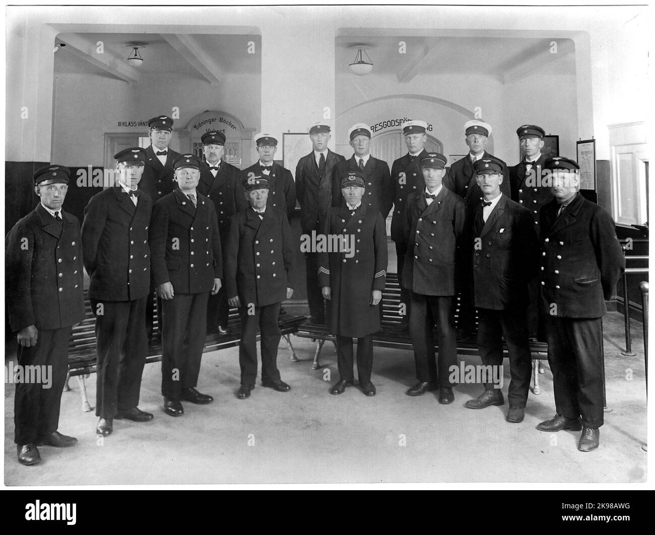 Sigurd Johanson, ispettore della stazione con il personale di Kalmar C. Foto Stock