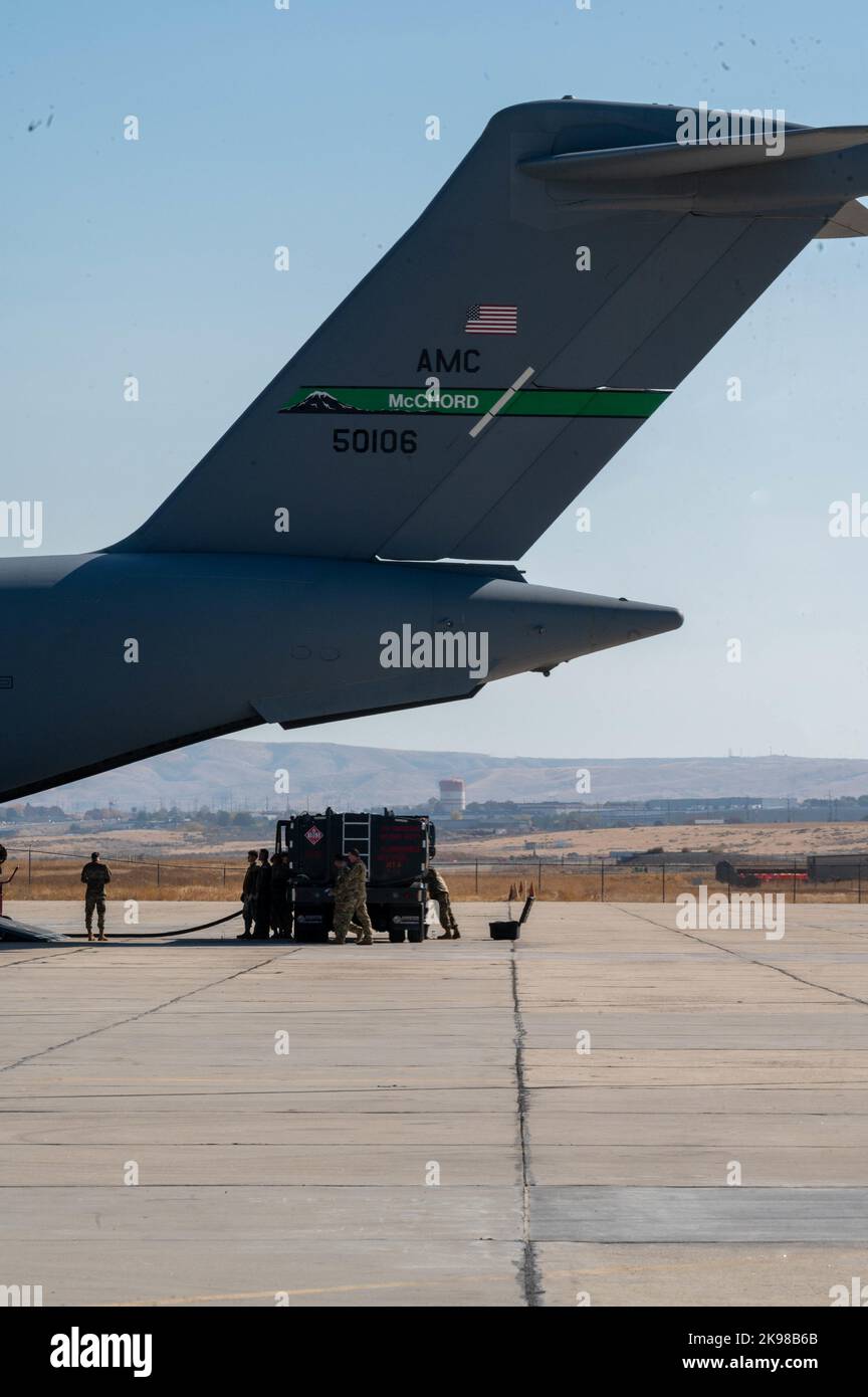 Un C-17 Globemaster III riceve carburante da un camion di combustibili R-11 durante l'esercitazione Rainier War 22B a Gowen Field, Boise, Idaho, 20 ottobre 2022. Exercise Rainier War è l'esercizio più esteso dell'Ala Airlift 62d, in cui vengono implementati come ala principale e forniscono funzionalità di comando e controllo e sollevamento aereo come airdrop e Airland. (STATI UNITI Air Force foto di Airman 1st Class Colleen Anthony) Foto Stock
