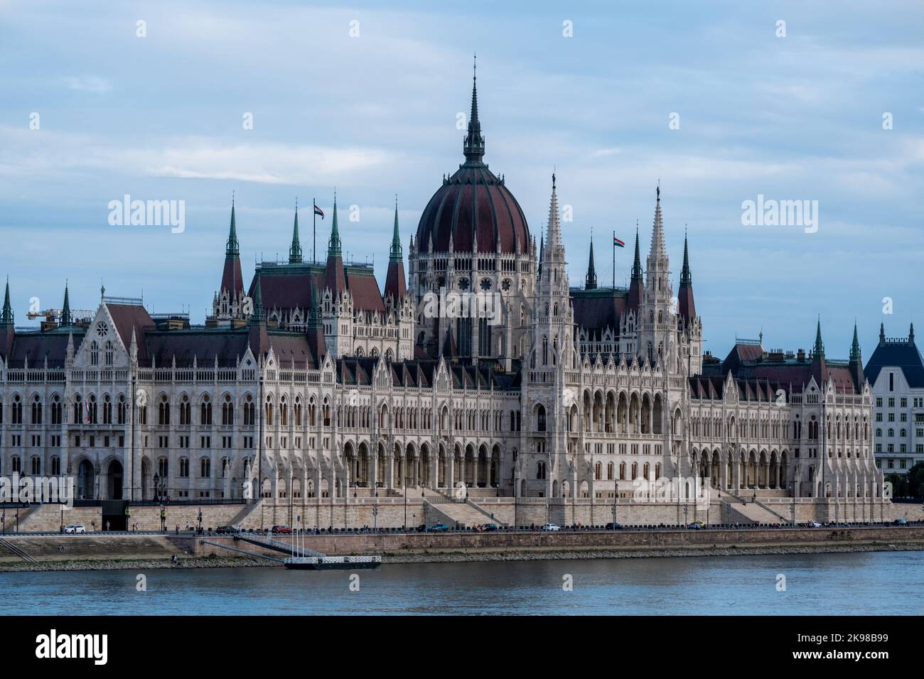Budapest, Ungheria - 1st settembre 2022: Edificio del Parlamento ungherese sulle rive del Danubio Foto Stock