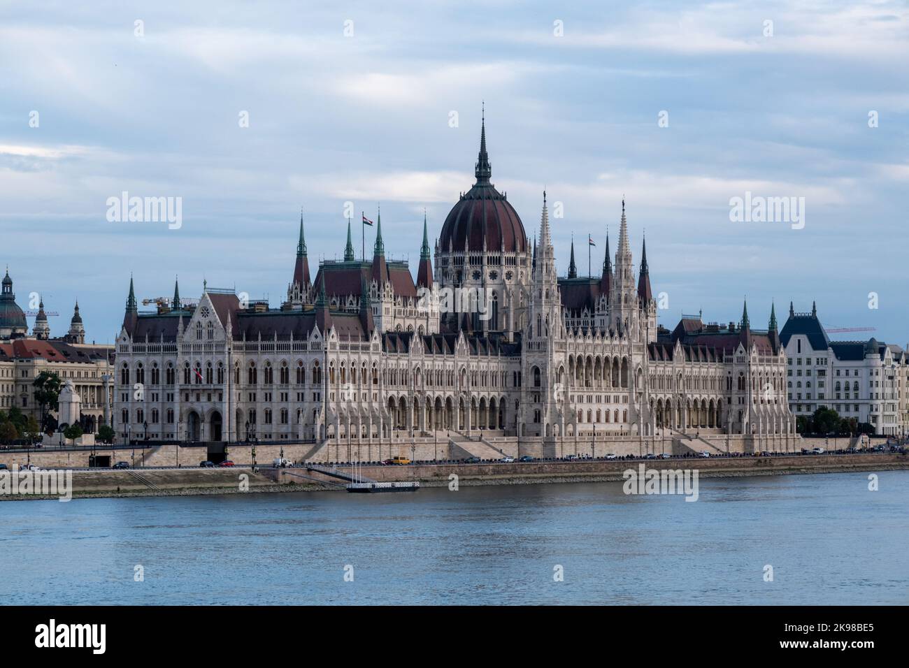 Budapest, Ungheria - 1st settembre 2022: Edificio del Parlamento ungherese sulle rive del Danubio Foto Stock