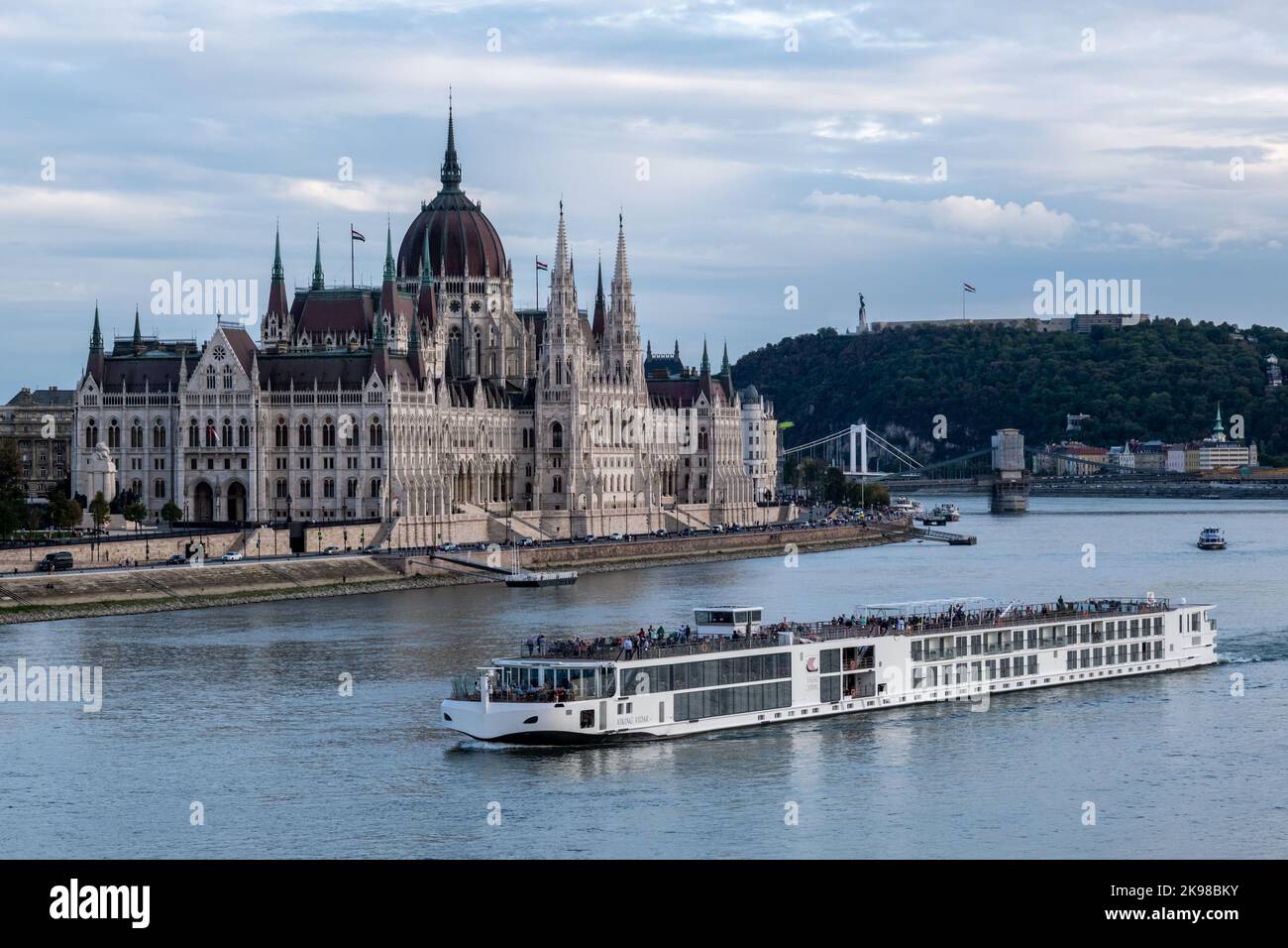 Budapest, Ungheria - 1st settembre 2022: Edificio del Parlamento ungherese sulle rive del Danubio Foto Stock