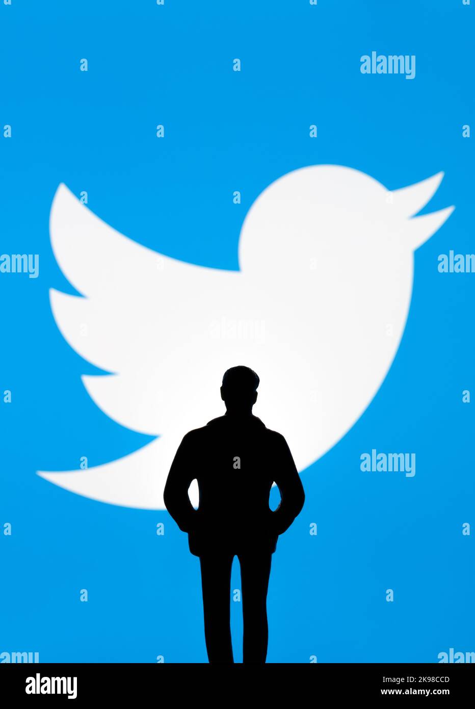 Twitter ed Elon Musk Deal Concept. La silhouette della figura è visibile di fronte al logo Twitter sfocato in esposizione. Stafford, Regno Unito, 26 ottobre 202 Foto Stock