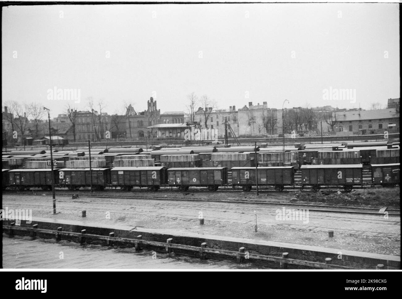 Cantiere merci. Sullo sfondo è una città costiera rotta. Foto Stock