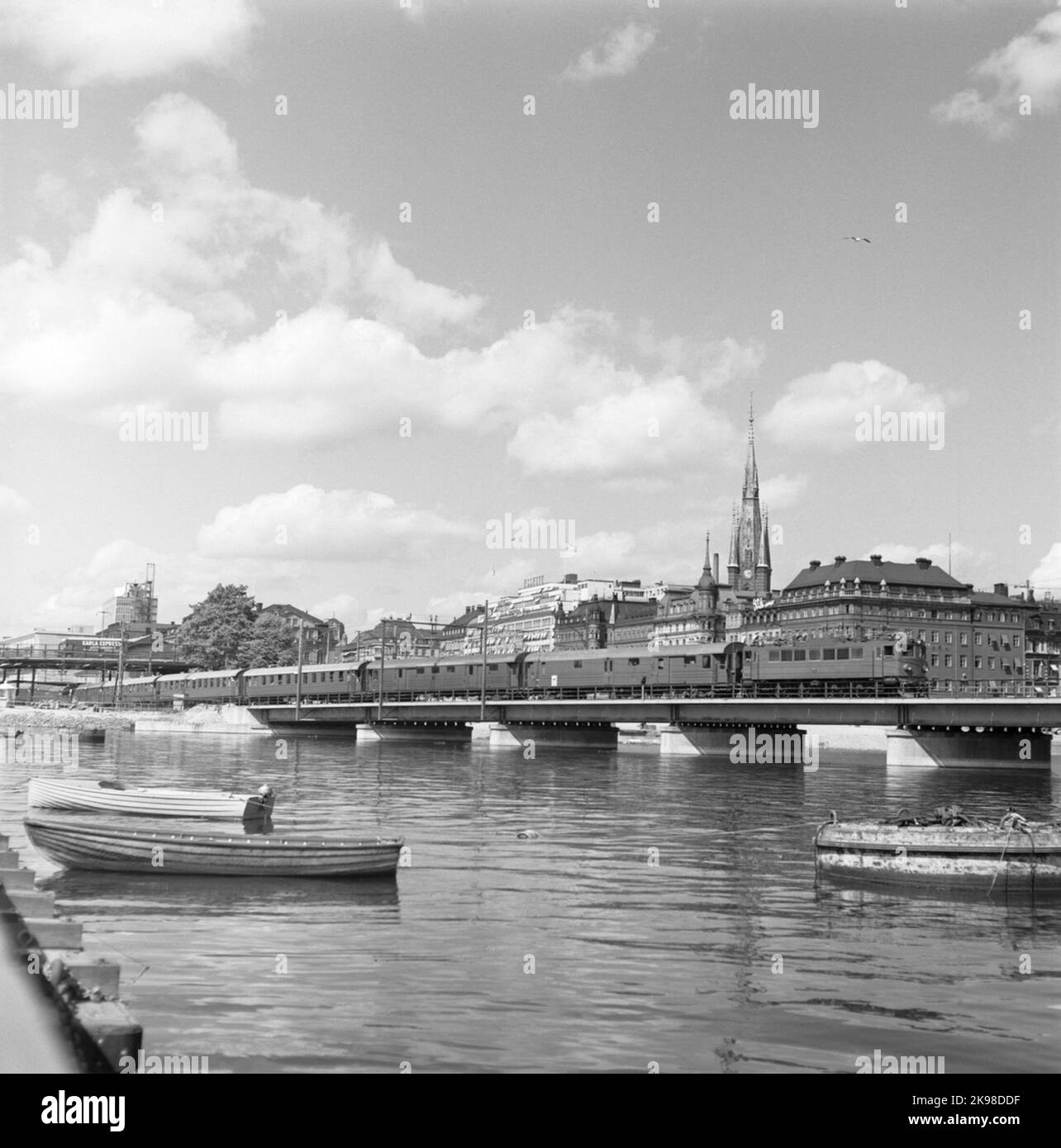 Le Ferrovie di Stato SJ F al Ponte ferroviario Norra, tra Riddarholmen e Stoccolma centrale. Il ponte di Riddarholm sulla sinistra nella foto. La torre della chiesa nella foto appartiene alla chiesa di Riddarholm. Foto Stock