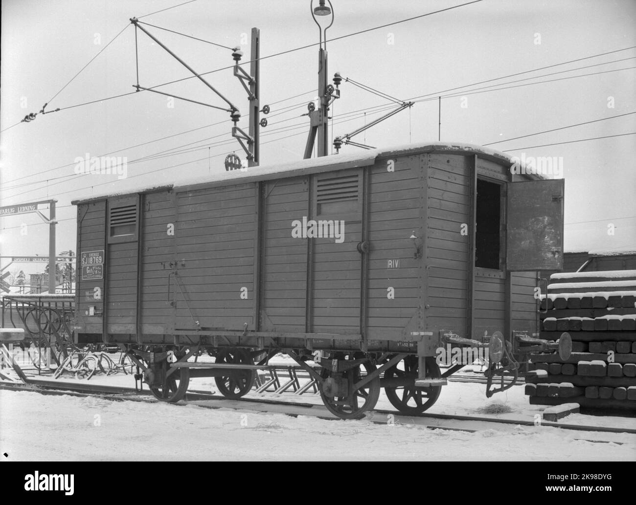 Ferrovie statali, SJ GSH 18769. Carrello chiuso. Un carro più vecchio con cesto di legno e porte scorrevoli. Vagoni come quello nella foto sono stati spesso frenati manualmente e avevano una piccola piattaforma con un volante che sarebbe stato serrato dal freno quando la locomotiva ha dato il segnale. Foto Stock