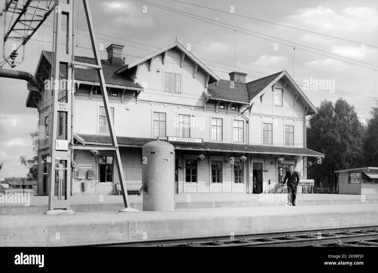 Stazione di Bastuträsk. Il contenitore rotondo sulla piattaforma è una protezione di rotta/splitter. Costruito di foglio di ferro spesso, almeno 1 cm. Foto Stock