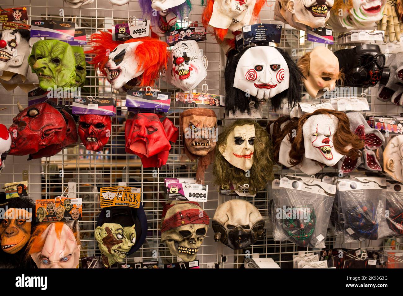 Maschere che vendono all'interno del negozio di costumi Maty nel centro di  Madrid, prima della celebrazione di Halloween. Il negozio di costumi Maty è  stato fondato nel 1943 nel centro di Madrid