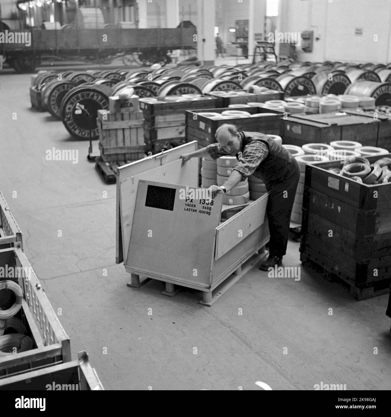 Imballaggio di piccoli contenitori, impianto di cavi Liljeholmens. Foto Stock