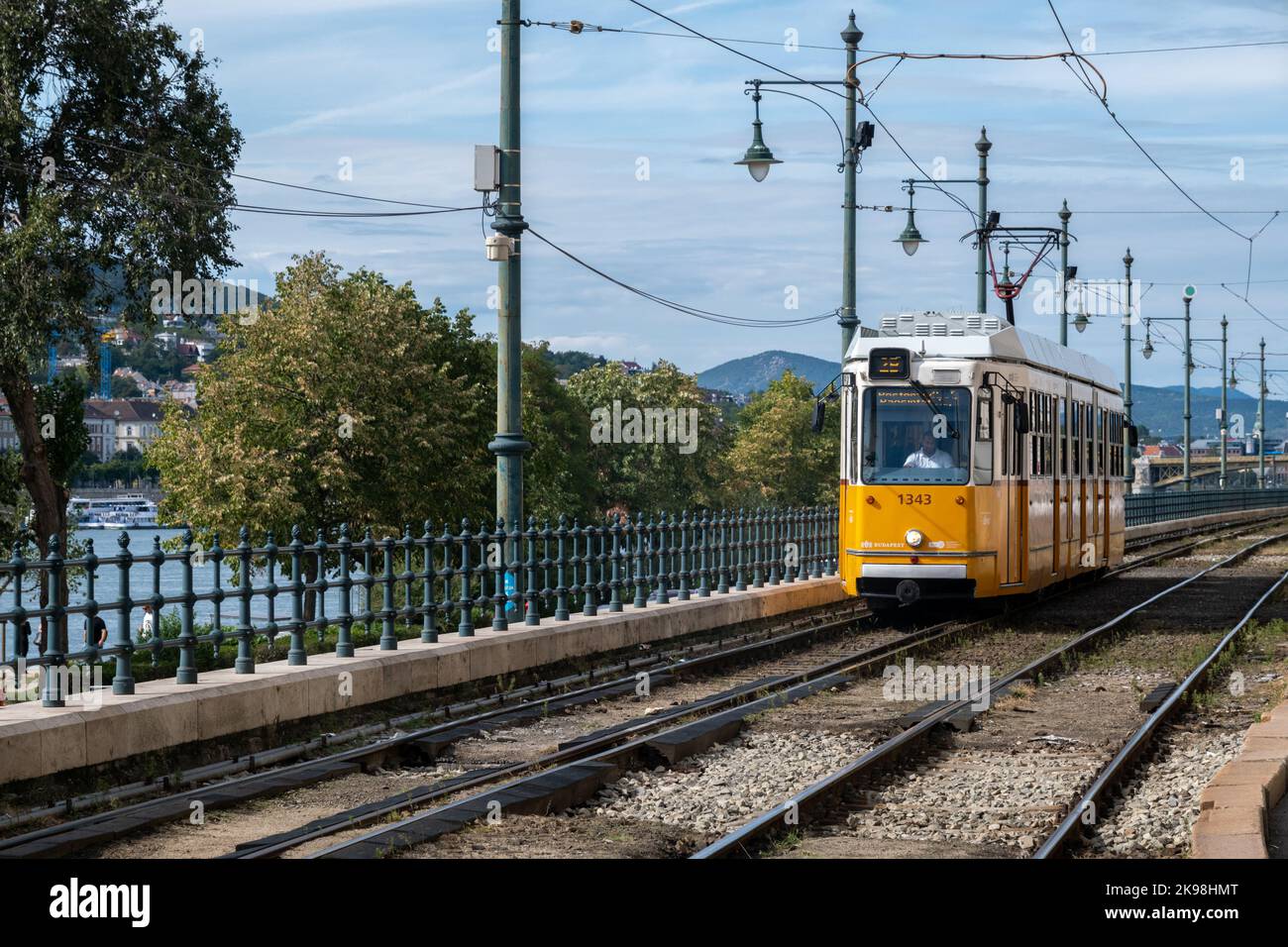 Budapest, Ungheria - 1st settembre 2022: Un tram giallo nel centro di Budapest Foto Stock