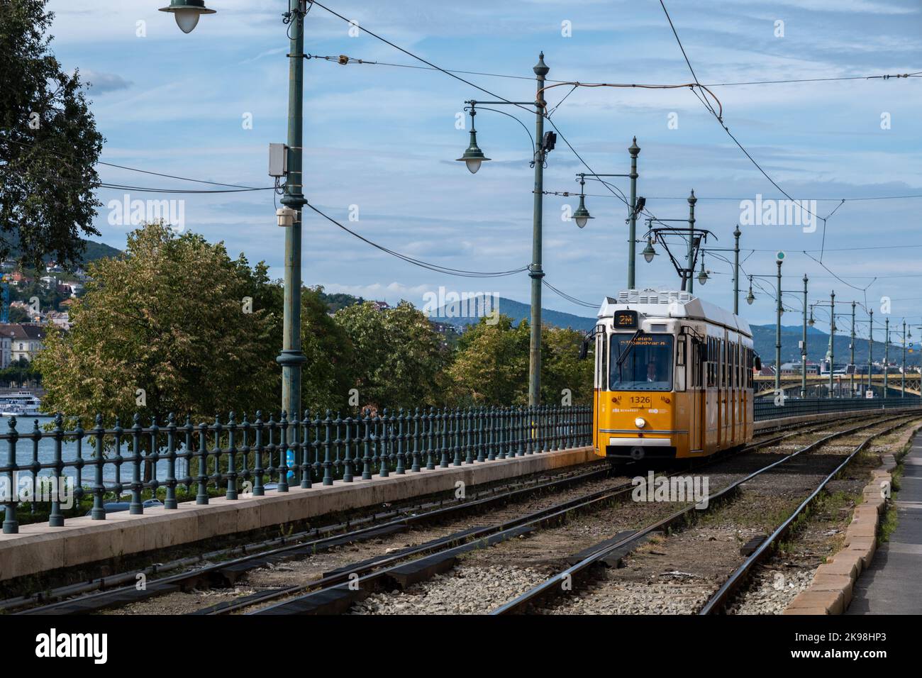 Budapest, Ungheria - 1st settembre 2022: Un tram giallo nel centro di Budapest Foto Stock