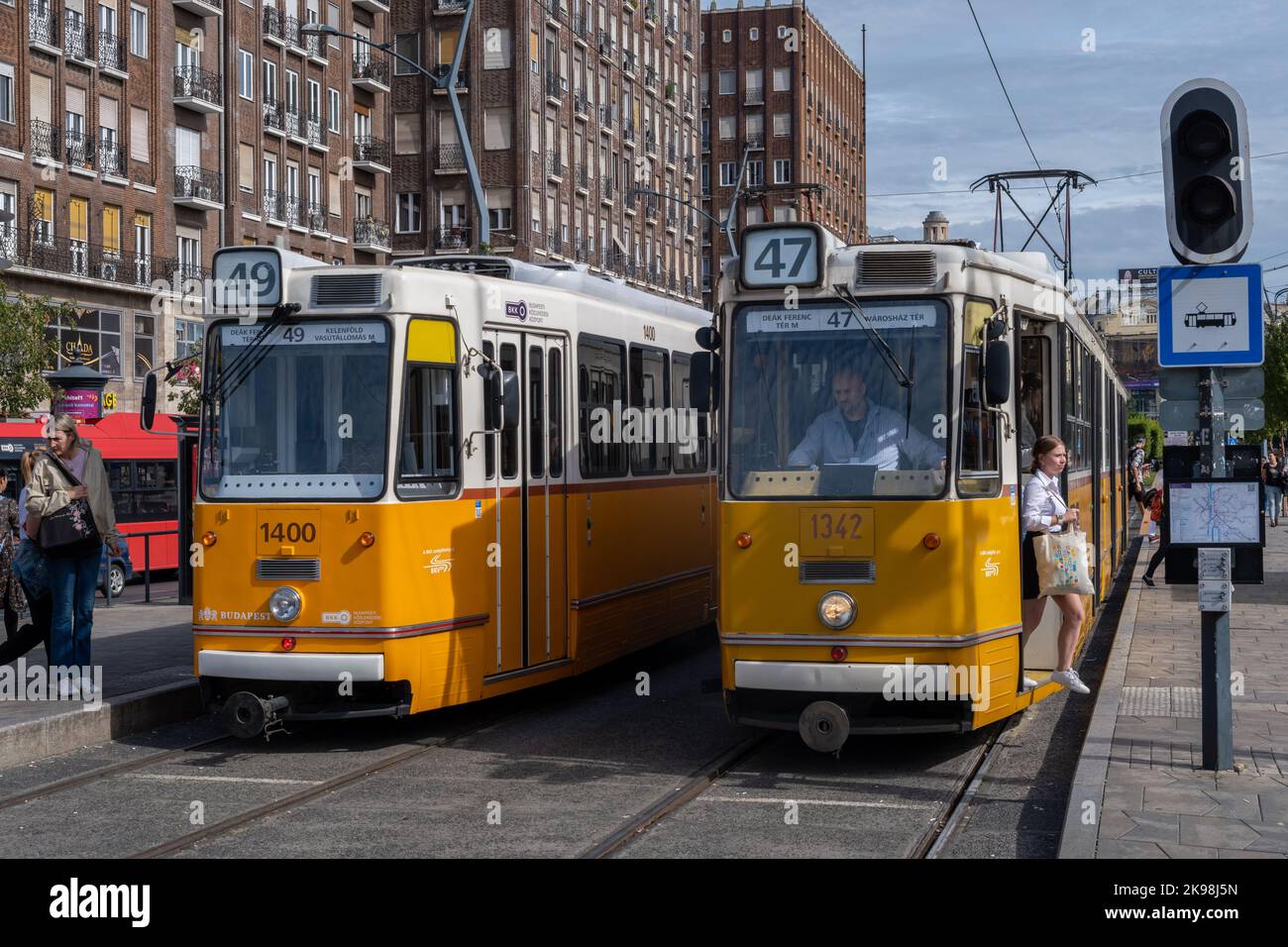 Budapest, Ungheria - 1st settembre 2022: Due tram gialli nel centro di Budapest Foto Stock