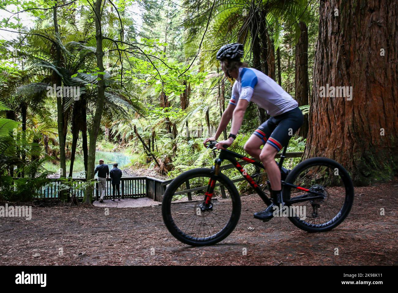 Il Duca e la Duchessa di Sussex al Redwood Memorial Grove, dove si sente parlare dell'importanza della mountain bike per la Rotorua e econ nazionale Foto Stock