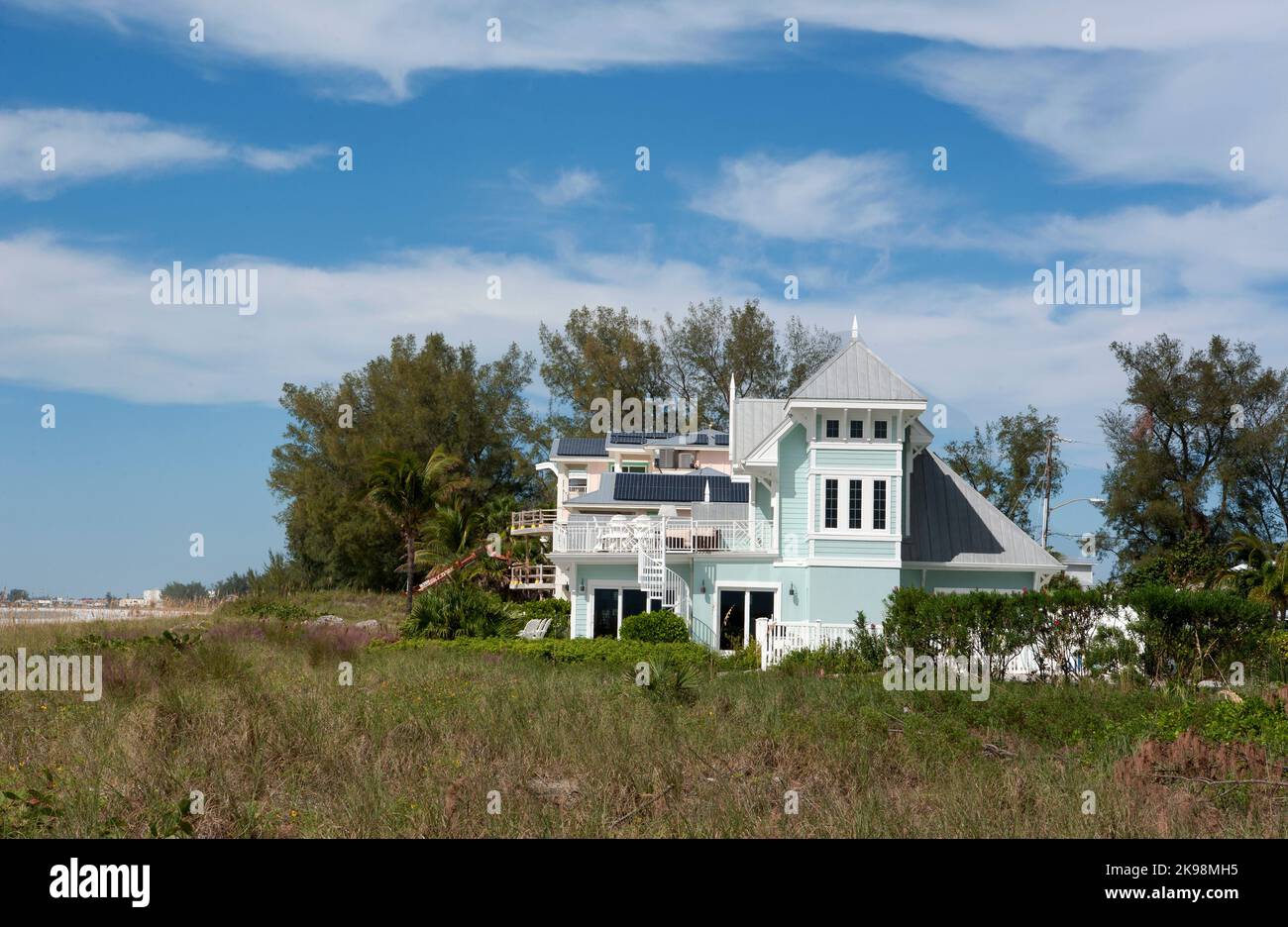 Classica casa sulla spiaggia vittoriana a Bradenton Beach sull'isola di Santa Maria in Florida, Stati Uniti. Foto Stock