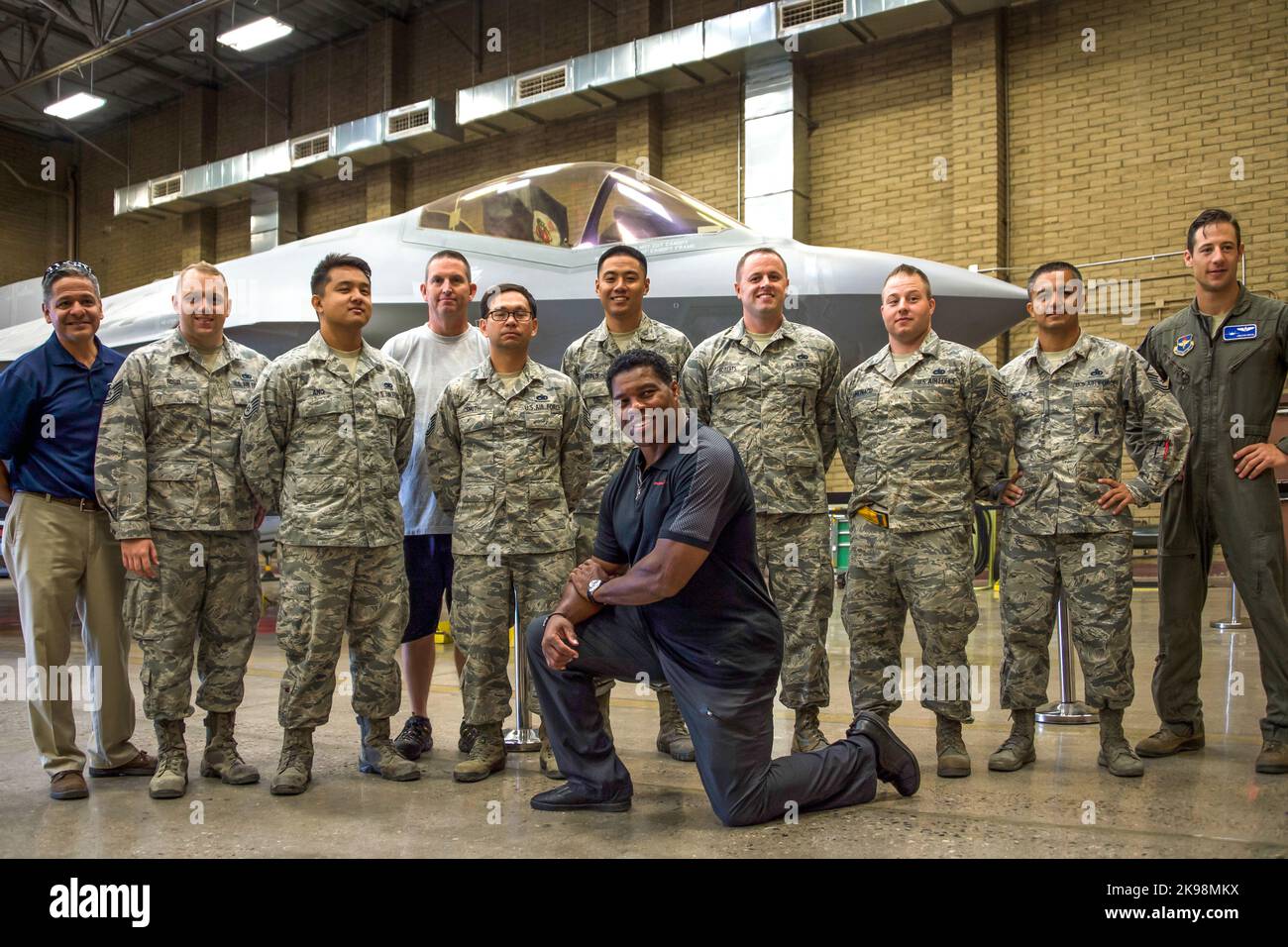 Herschel Walker, ex atleta professionista, scatta una foto di gruppo con Airmen alla base dell'aeronautica militare Luke nella contea di Maricopa, Arizona, il 3 ottobre 2017. Walker stava visitando la base per parlare con gli Airmen della resilienza. (USA) Foto Stock