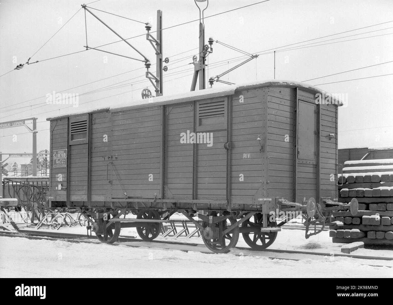 Ferrovie statali, SJ GSH 18769. Carrello chiuso. Un carro più vecchio con cesto di legno e porte scorrevoli. Vagoni come quello nella foto sono stati spesso frenati manualmente e avevano una piccola piattaforma con un volante che sarebbe stato serrato dal freno quando la locomotiva ha dato il segnale. Foto Stock
