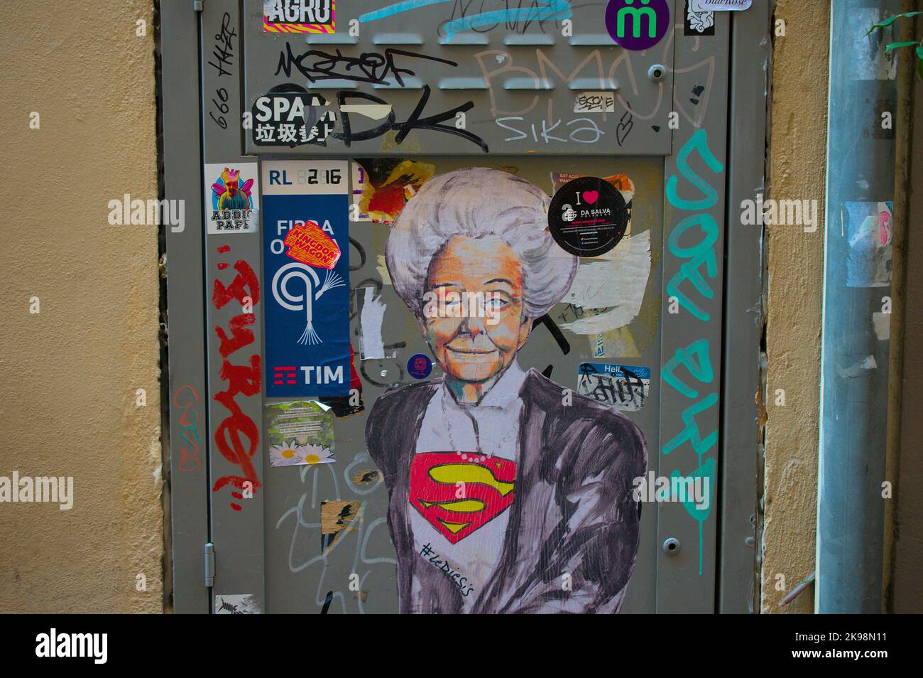 Street art, raffigurazione di una donna anziana con il logo di superman nel petto a Firenze Foto Stock