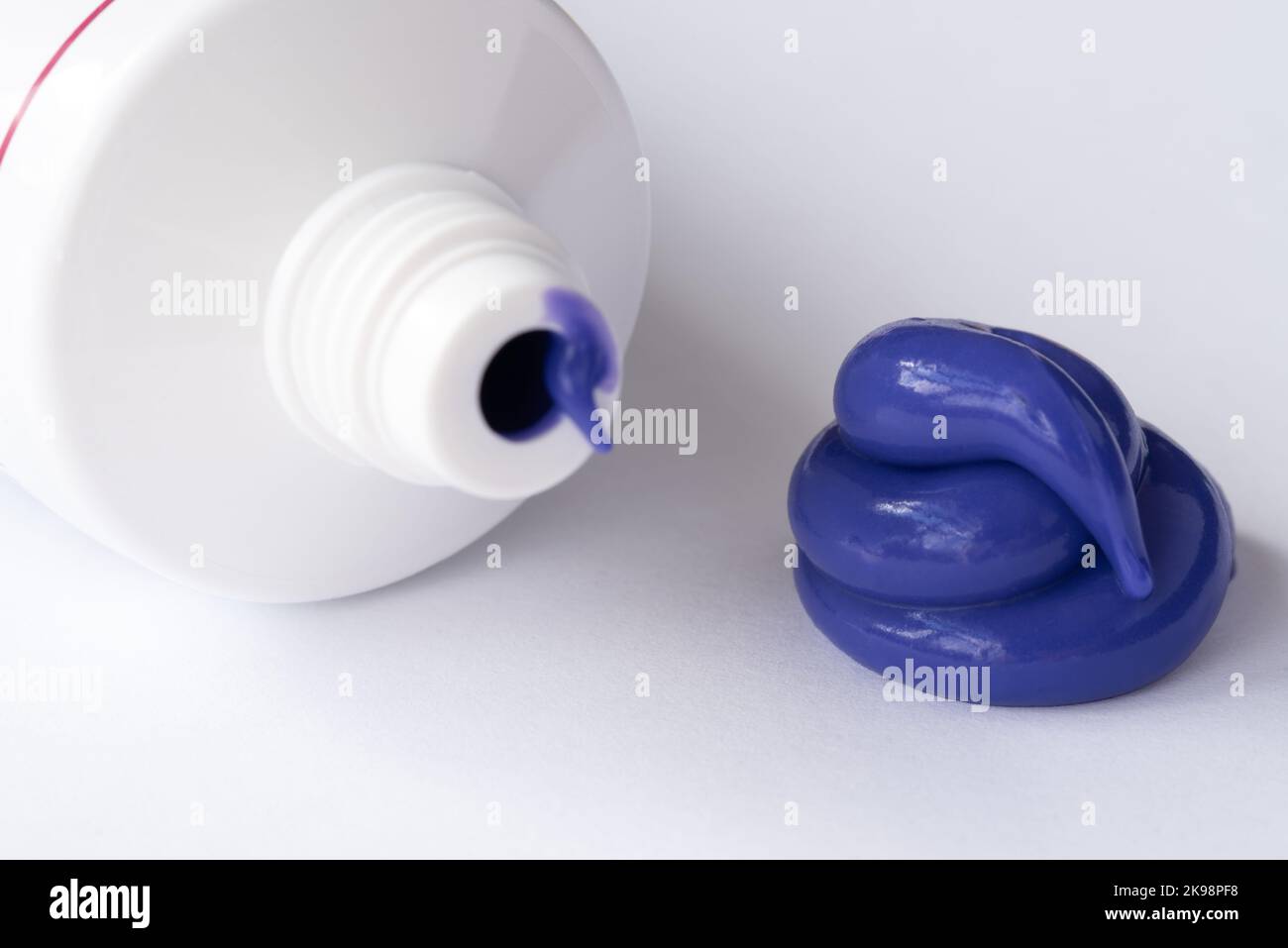 Glassa viola e tubo Foto Stock