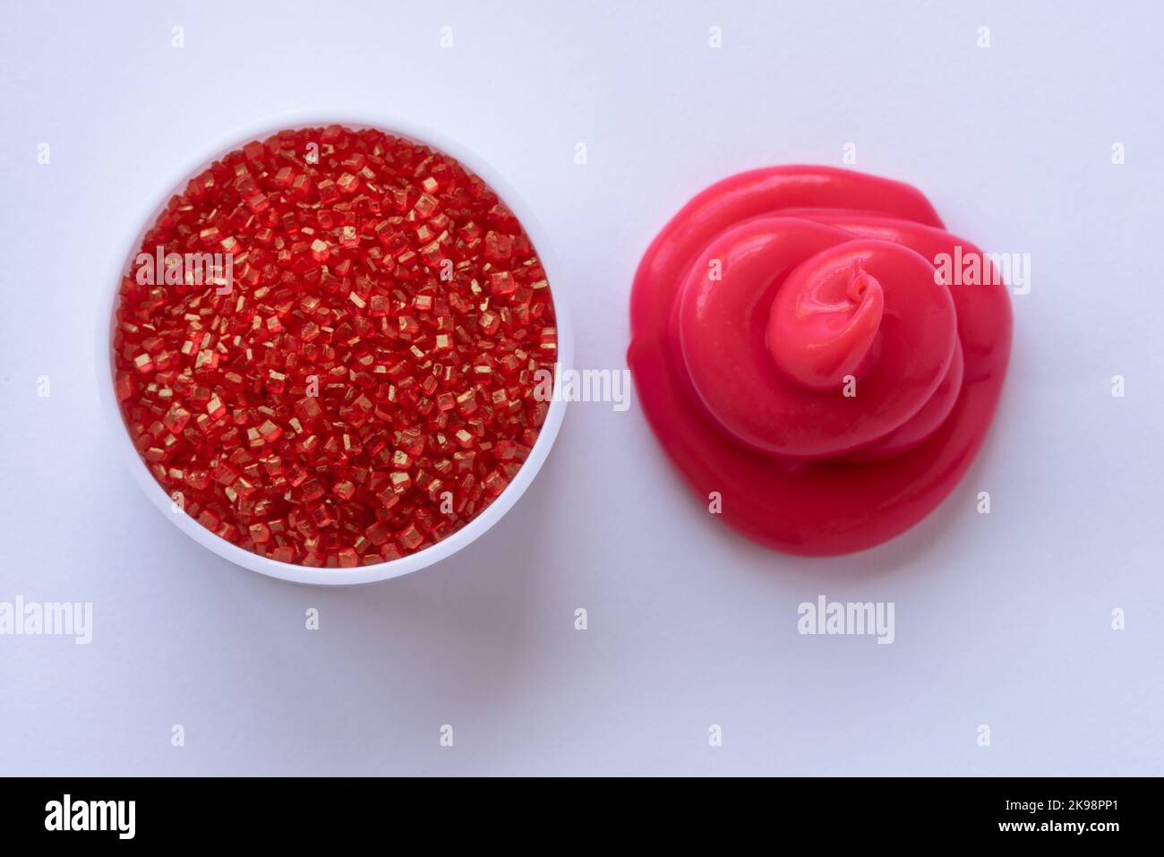Sprinkles rosso e glassa rossa Foto Stock
