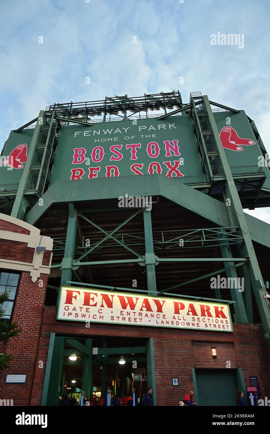 Boston, Massachusetts, Stati Uniti. Esterno del Fenway Park durante una serata di gioco a Boston. Foto Stock Boston, Massachusetts, Stati Uniti. Esterno del Fenway Park durante una serata di gioco a Boston. Foto Stock