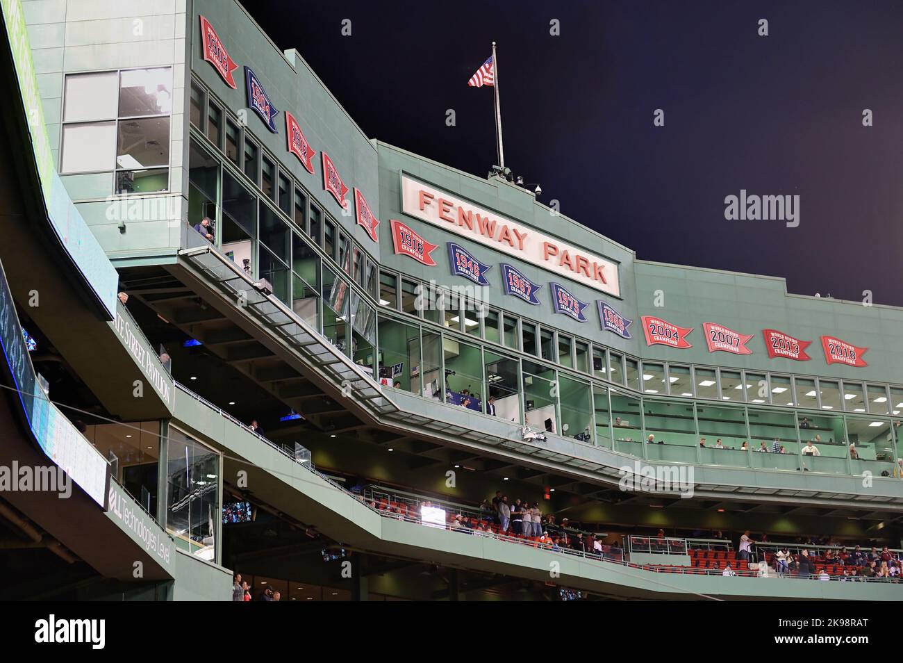 Boston, Massachusetts, Stati Uniti. Il press box e il ponte superiore al Fenway Park in una serata di gioco a Boston. Foto Stock