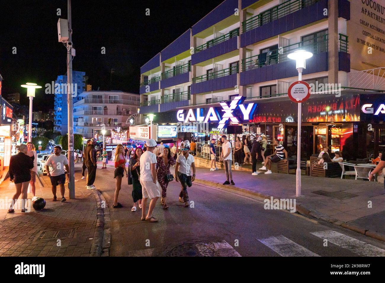 Magaluf, Maiorca, Spagna - Settembre 19th 2022: Turisti che si divertono a Magaluf, località turistica sull'isola spagnola di Maiorca, conosciuta per la sua vivace Foto Stock