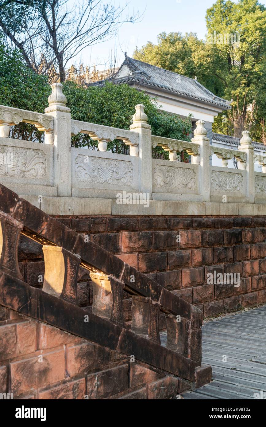 Recinzione di pietra accanto al fiume parco Foto Stock